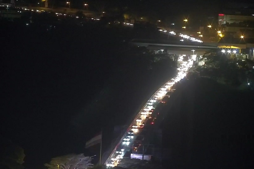 Ponte da Amizade iluminada apenas com os faróis dos veículos, em registro da câmera da Catve.com na noite dessa quinta-feira (20).