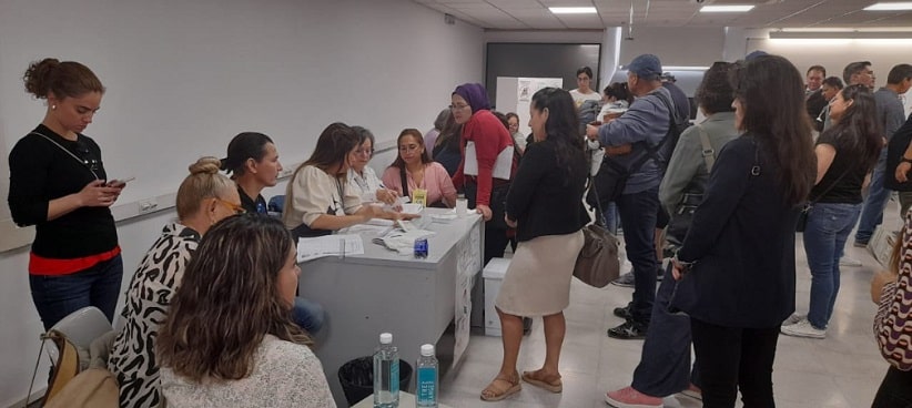 Paraguaios formam fila para votar na Espanha. Imagem: Gentileza/TSJE