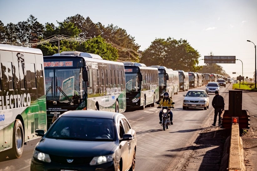 Novas unidades do transporte coletivo em desfile pelas ruas de Ciudad del Este, conforme publicação do prefeito Miguel Prieto na rede social Facebook