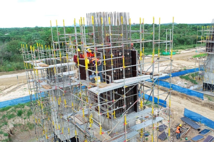 Construção dos pilares está mais avançada na margem paraguaia do rio. Imagem: Gentileza/Itaipu Binacional