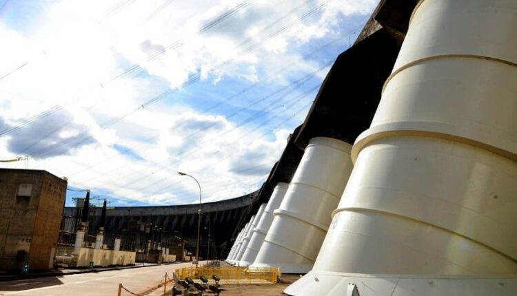Água do Rio Paraná é desviada para as turbinas com os canos dos condutos forçados. Imagem: Gentileza/Itaipu Binacional