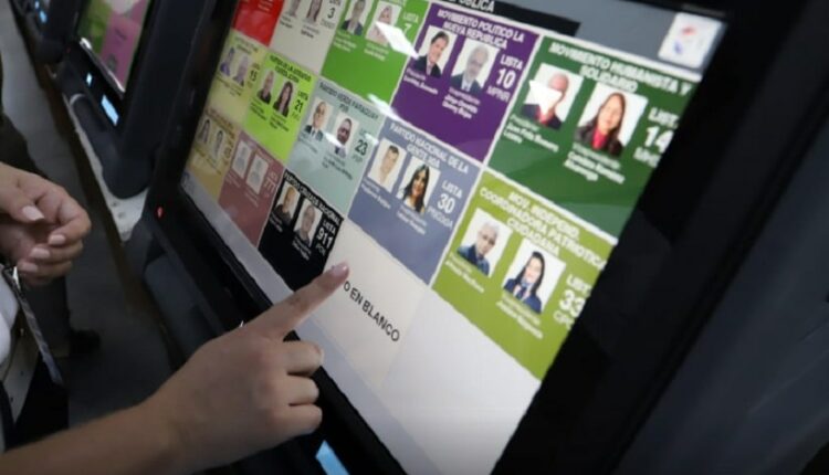 Tela da urna eletrônica no Paraguai mostra todas as opções de candidatos para os cargos. Imagem: Gentileza/IP Paraguay