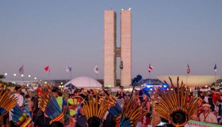 Representantes de diversas etnias participaram do ato de encerramento do Acampamento Terra Livre, em Brasília, nessa sexta-feira (28). Foto: Alexandre Marchetti/Itaipu Binacional