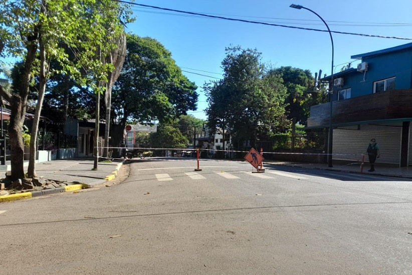 Bloqueio no acesso à rotatória está sinalizado com cones e fitas. Imagem: Gentileza/Prefeitura de Puerto Iguazú
