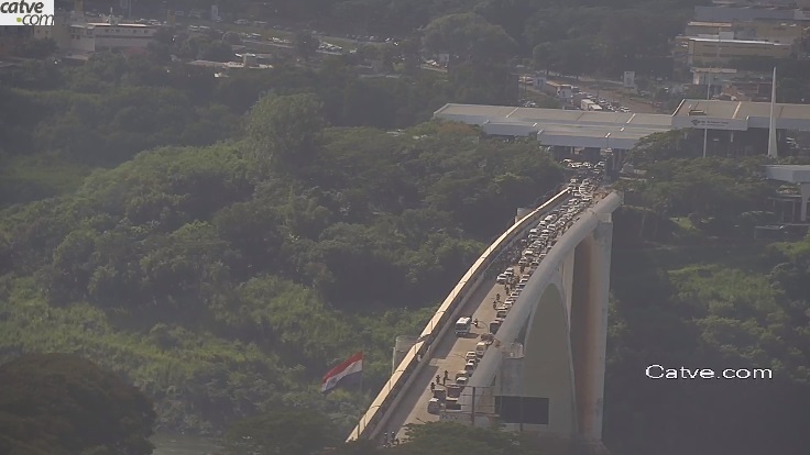 Às 9h57, trânsito parcialmente liberado na ponte, conforme imagem da Catve