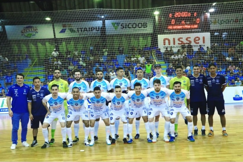 Time perfilado para o duelo contra o Praia Clube. Imagem: Nilton Rolim/Foz Cataratas Futsal