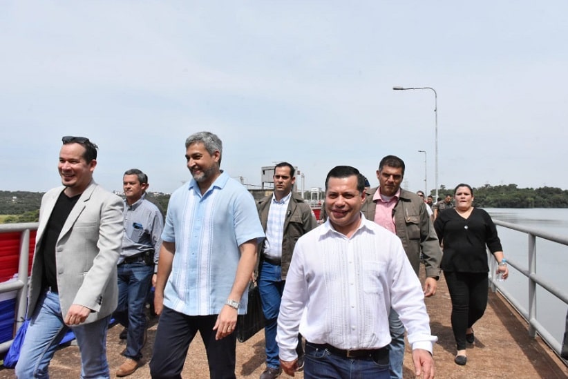 Autoridades percorrem a crista da barragem de Acaray. Imagem: Gentileza/Presidência da República