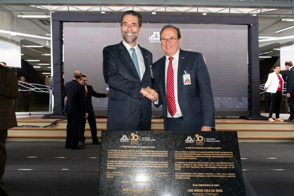 Diretores de Brasil e Paraguai descerram placa comemorativa aos 50 anos. Foto: Sara Cheida/Itaipu Binacional