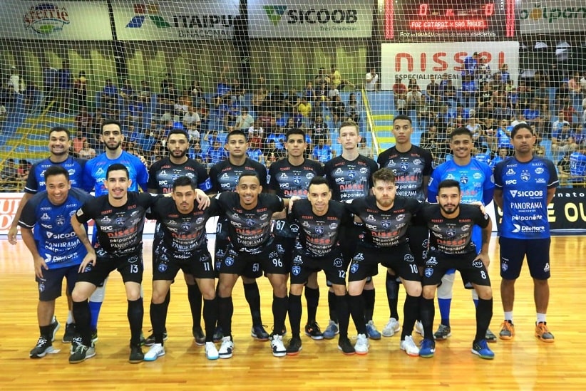 Time perfilado com o uniforme preto para o jogo contra o São Miguel Futsal. Imagem: Nilton Rolin/Foz Cataratas Futsal