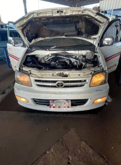 Droga estava em fundos falsos do veículo Toyota Noah, com placas do Paraguai. Foto: Gentileza/RFB