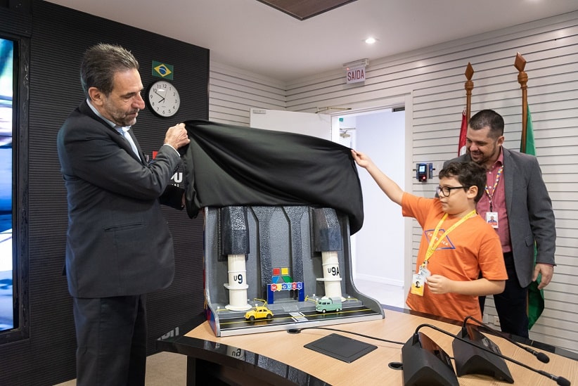 Miniatura personalizada dada de presente a Miguel, mostrando dois dos condutos forçados. Foto: Rubens Fraulini/Itaipu Binacional