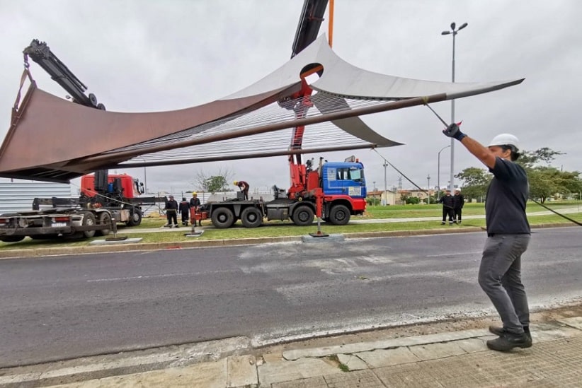 Estrutura pesando 14 toneladas foi içada com um guindaste. Foto: Gentileza/Prefeitura de Assunção