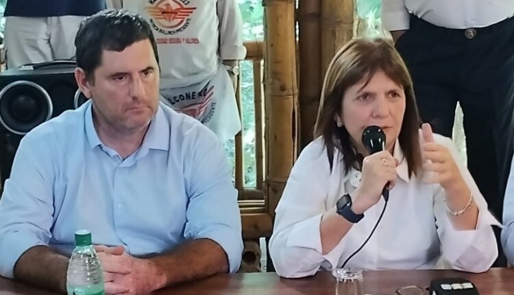 Ao lado de Joaquín Barreto, Patricia Bullrich concedeu entrevista coletiva em Puerto Iguazú. Imagem: Gentileza/Assessoria de Joaquín Barreto