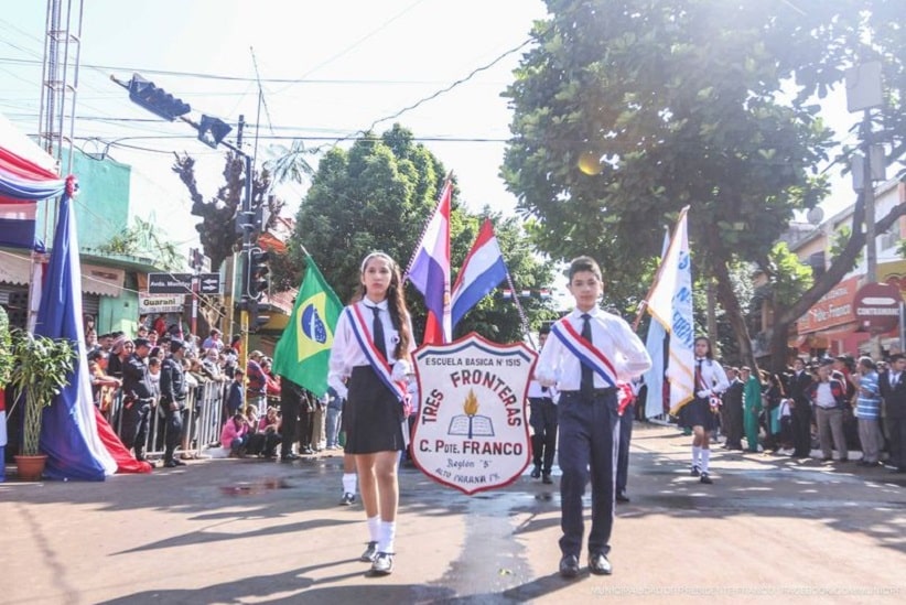 Desfile de estudantes em Presidente Franco, com referências ao Brasil e à Argentina. Imagem: Gentileza/Prefeitura de Presidente Franco
