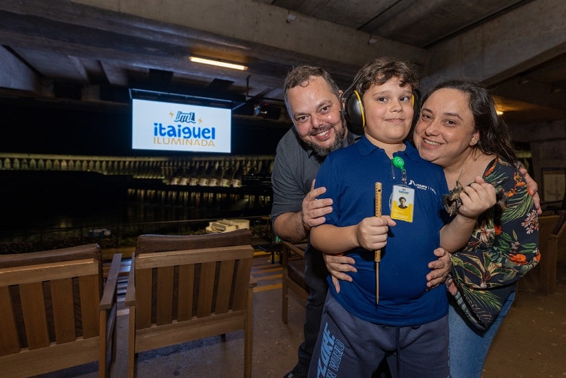 Miguel comemorou o aniversário no Mirante Central, em edição especial do passeio Itaipu Iluminada. Foto: Kiko Sierich/PTI