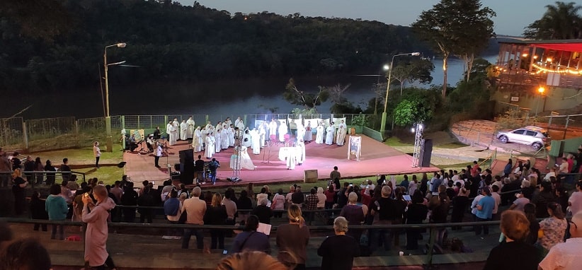 Ato final foi a celebração de uma missão no Anfiteatro Ramón Ayala, ao lado do Marco das Três Fronteiras. Foto: Gentileza/Prefeitura de Puerto Iguazú
