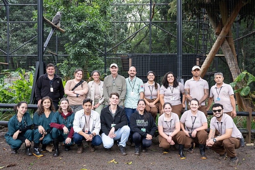 Equipe que participa dos trabalhos com a espécie no Refúgio Biológico Bela Vista. Foto: Rafa Kondlatsch/Itaipu Binacional