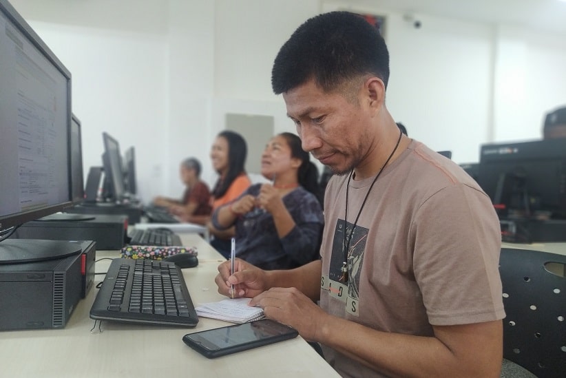 Para muitos estudantes, o uso de celular é mais comum que o do computador. Foto: Assessoria/Unila