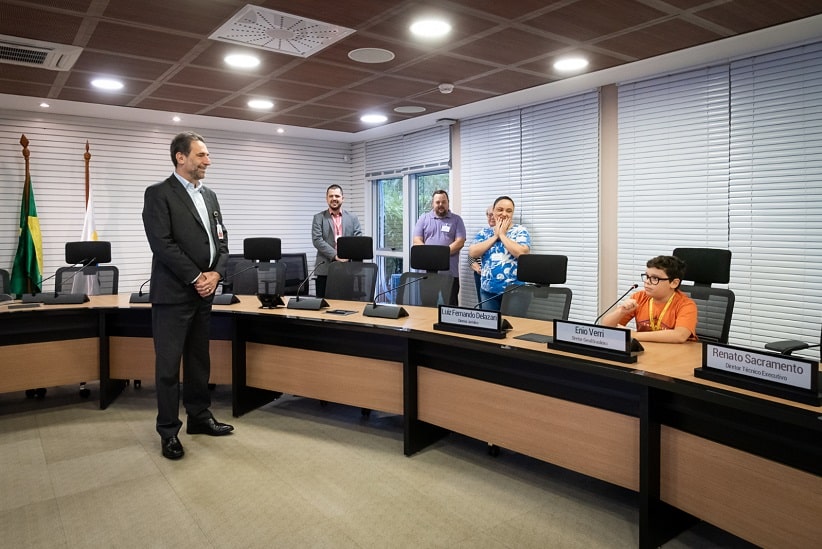 Miguel usou a cadeira do diretor-geral brasileiro durante a reunião. Foto: Rubens Fraulini/Itaipu Binacional