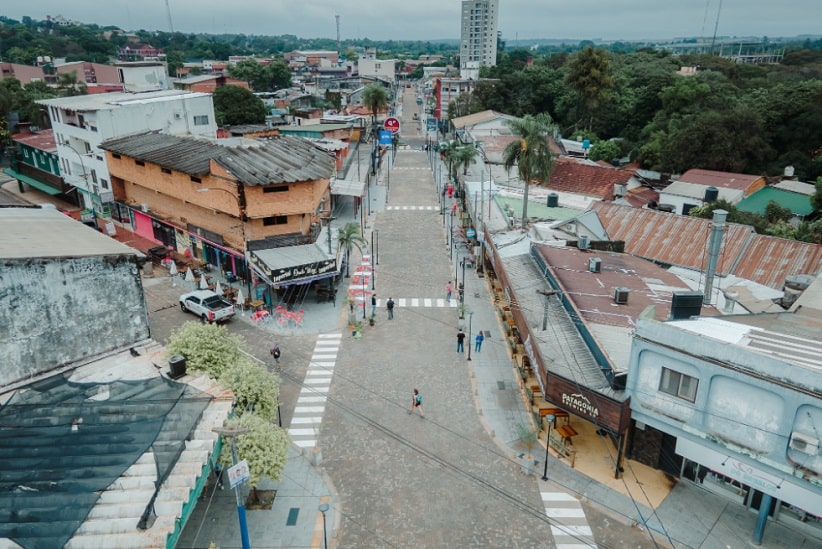 Vista aérea da segunda etapa de obras na Avenida Brasil, área central de Puerto Iguazú. Foto: Gentileza/Governo de Misiones