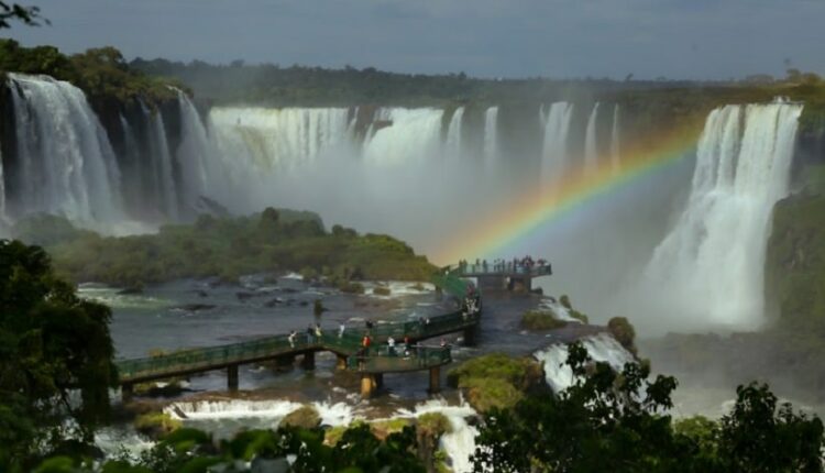 Arco-íris na passarela sobre o Rio Iguaçu, um dos pontos mais deslumbrantes da visita. Foto: Nilton Rolin/Urbia Cataratas