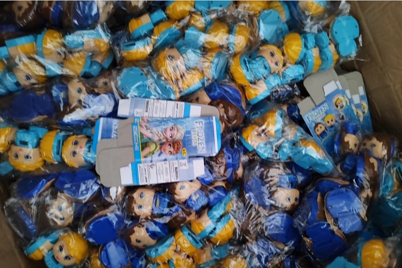 Briquedos de personagens da Disney, confiscados durante a ação. Foto: Gentileza/Ministério Público