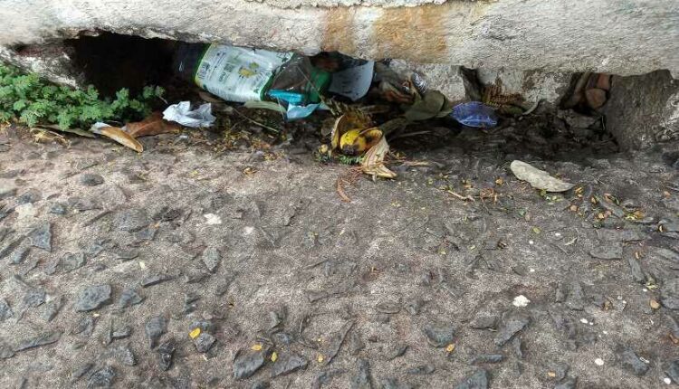 Um bueiro cheio de lixo reflete a falta de cuidado com o meio ambiente