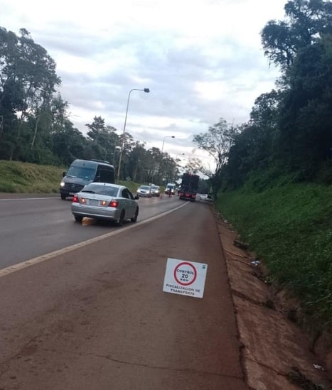 Foco do trabalho está na verificação dos documentos do veículo e do condutor. Foto: Gentileza/Prefeitura de Puerto Iguazú