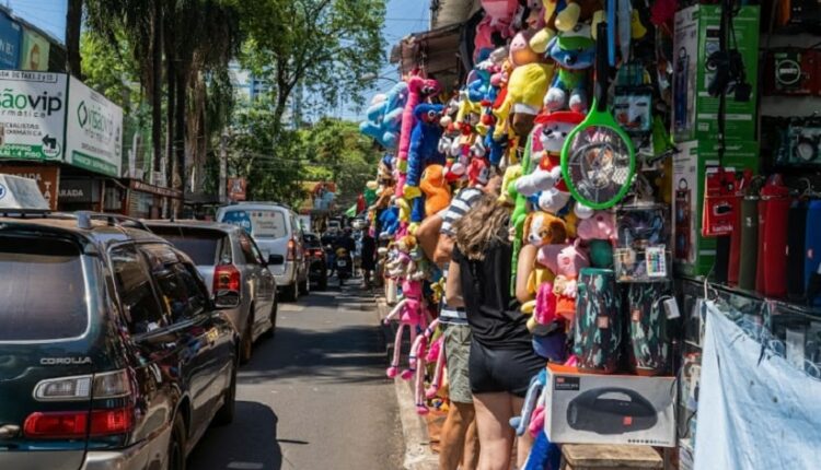 Comércio de rua na área central de Ciudad del Este, próximo à Ponte da Amizade. Foto: Marcos Labanca/H2FOZ