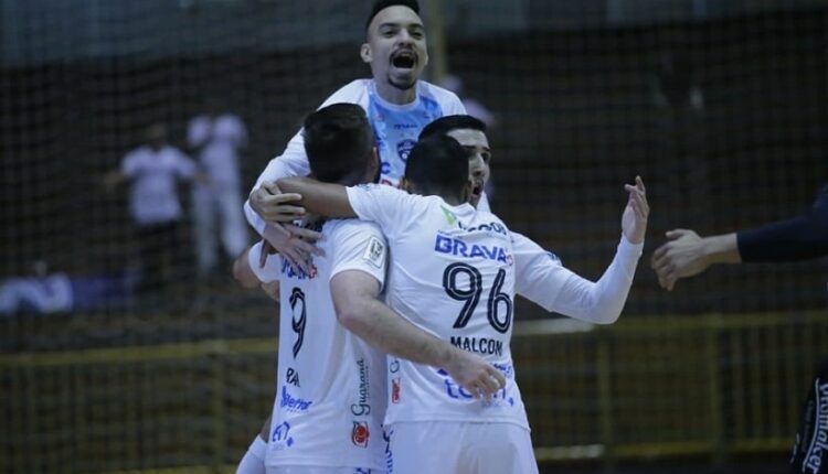 Com a vitória, Foz Cataratas subiu para a quinta colocação. Foto: Elismar Fotografias/Campo Mourão Futsal