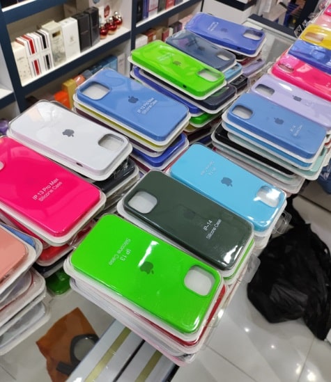 Acessórios para celulares iPhone, da marca Apple, foram apreendidos. Foto: Gentileza/Ministério Público