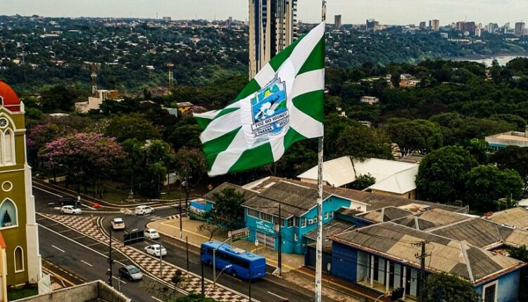 Bandeira de Foz do Iguaçu é destaque em mastro na Avenida Brasil