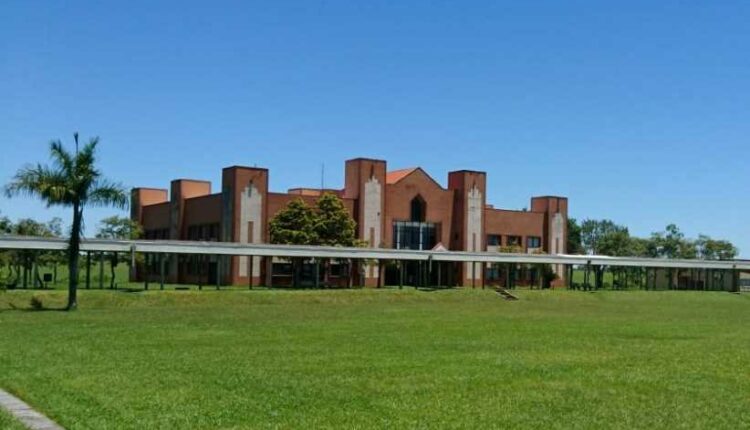 Panorama do campus da Unioeste em Foz do Iguaçu, com destaque para o edifício da biblioteca. Foto: Divulgação/Unioeste-Foz