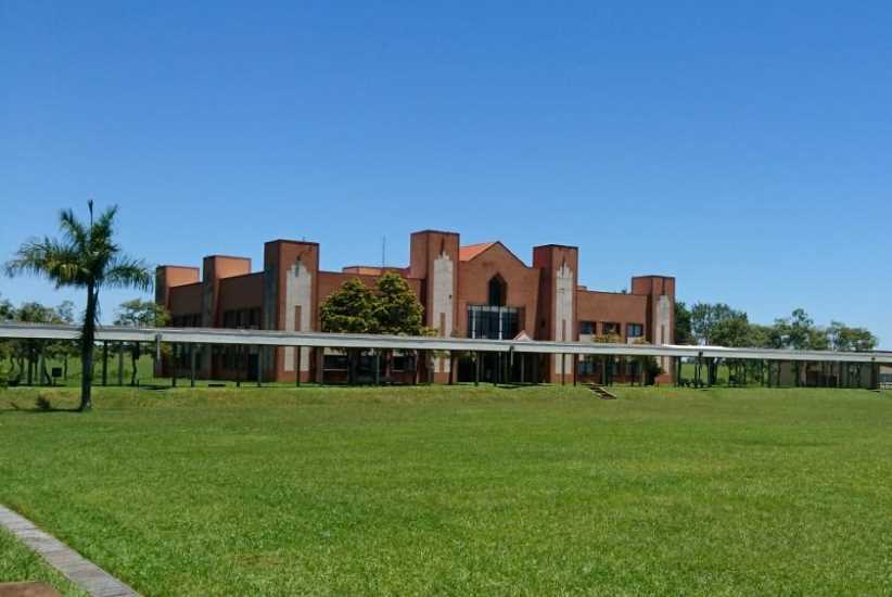 Panorama do campus da Unioeste em Foz do Iguaçu, com destaque para o edifício da biblioteca. Foto: Divulgação/Unioeste-Foz