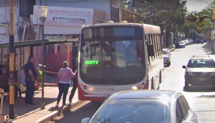 Ônibus da viação Río Uruguay na Avenida Victoria Aguirre, área central de Puerto Iguazú. Imagem: Google Street View