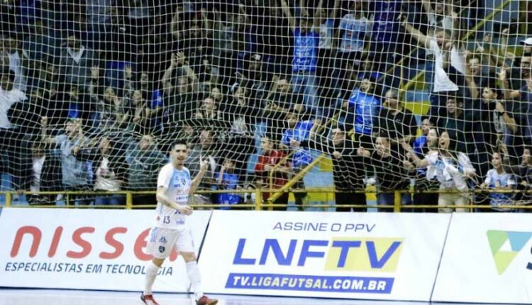 Apoio da torcida é fundamental para dar vida ao "Caldeirão Azul". Foto: Nilton Rolin/Foz Cataratas Futsal