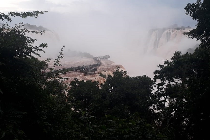 Capa de chuva é acessório essencial para encarar o trecho mais molhado do passeio. Foto: Guilherme Wojciechowski/H2FOZ