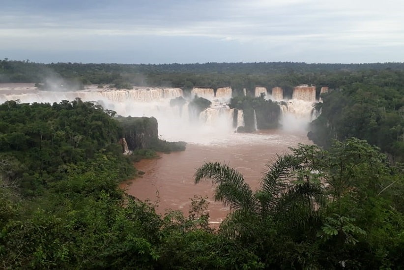 Vista do mirante do Hotel das Cataratas, na tarde de quarta-feira (12), quando a vazão ainda era de 7 mil m³/s. Foto: Guilherme Wojciechowski/H2FOZ