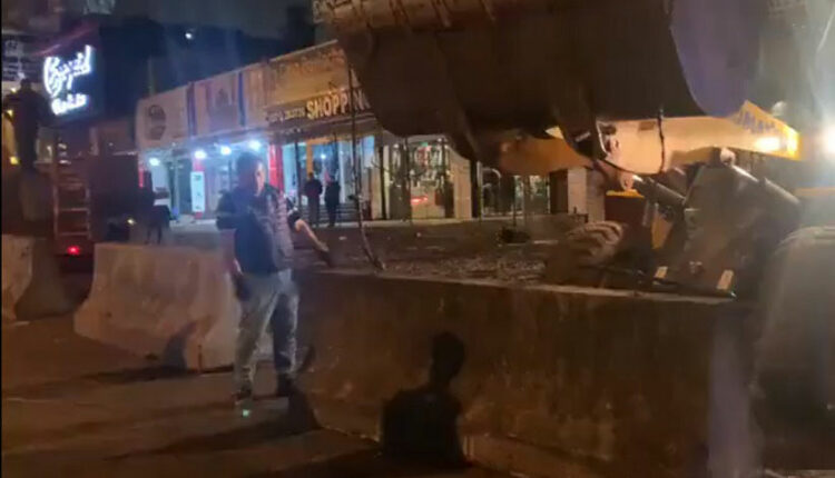 Vídeo reproduzido pelo perfil @noticiasdel6 mostra a instalação das barreiras durante à noite em Encarnación.