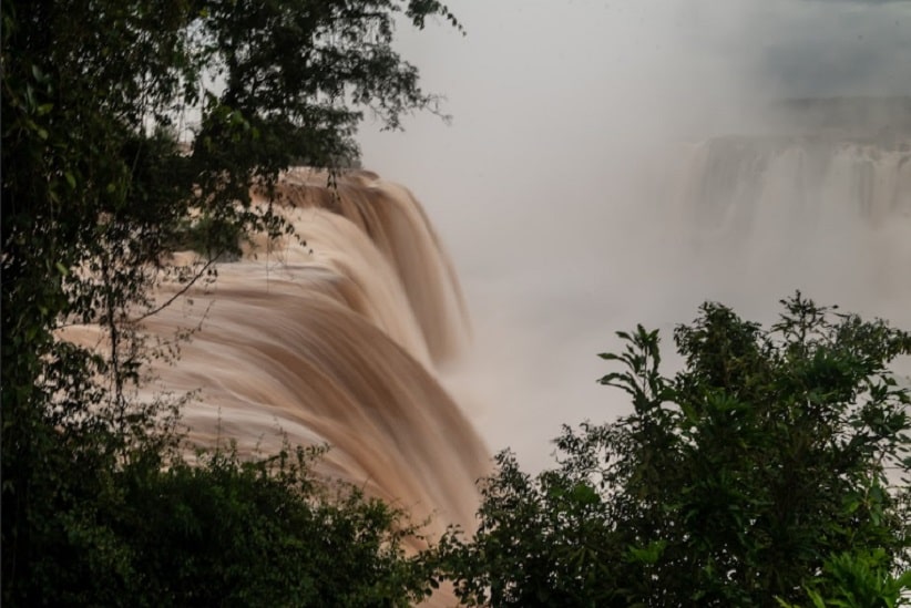 Elevação foi provocada pelas chuvas e pela liberação de água nos reservatórios das usinas do Rio Iguaçu. Foto: Nilmar Fernando/Urbia Cataratas