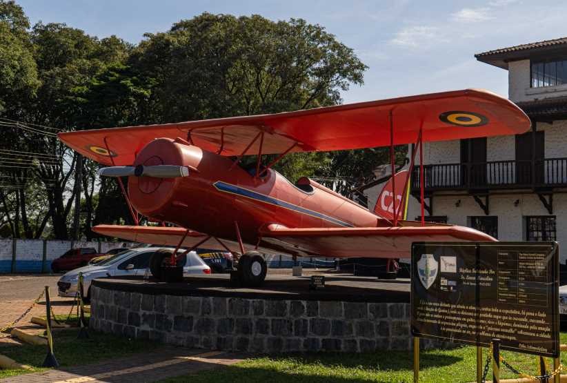 Réplica do primeiro avião que pousou em Foz do Iguaçu (PR) ficará