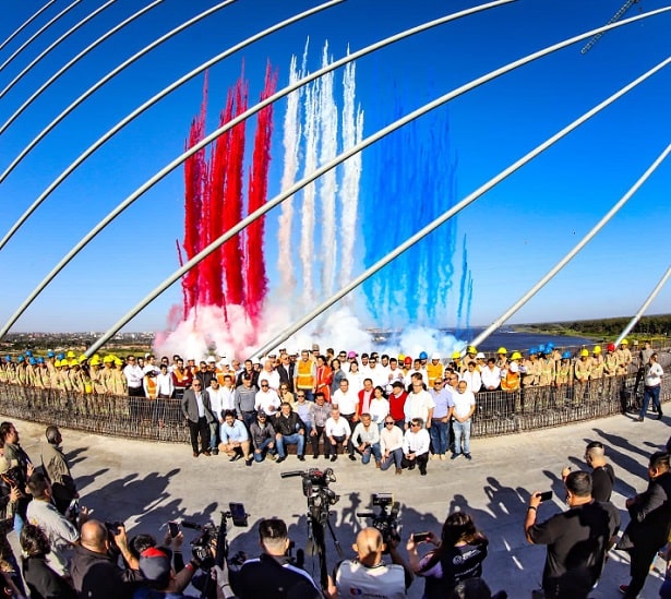 Cores da bandeira paraguaia fizeram parte da cerimônia no alto da ponte. Foto: Gentileza/Presidência do Paraguai