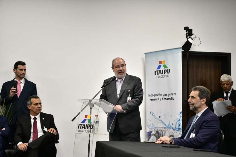 Justo Zacarías Irún habla durante la inauguración. Junto a ella, sentado, el director general brasileño, Enio Verri. Foto: Cortesía/Itaipú Binacional