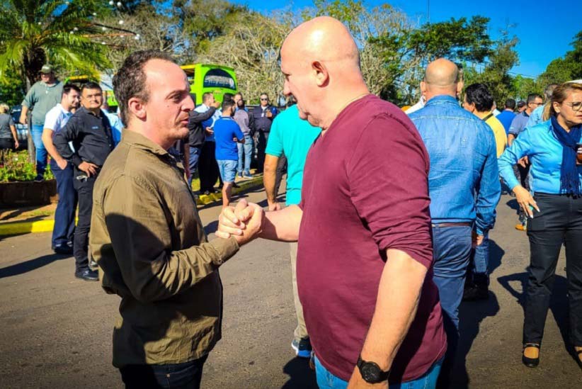 Prefeito Claudio Filippa participou do ato e manifestou apoio aos taxistas e motoristas. Foto: Gentileza/Prefeitura de Puerto Iguazú