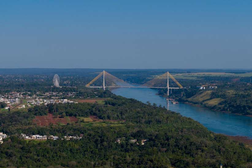Vista aérea do vale do Rio Paraná, com a Ponte da Integração em destaque. Foto: Marcos Labanca/H2FOZ