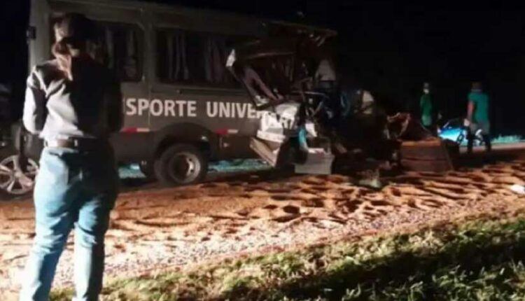 Van do transporte universitário foi a mais afetada pela colisão. Foto: Gentileza/Última Hora