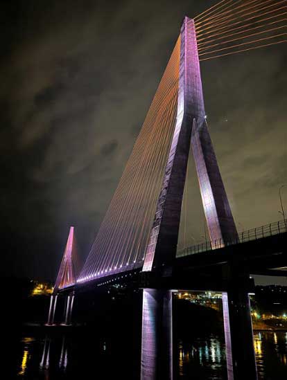 Panorámica de la iluminación convencional del puente, sin los colores de las banderas de los dos países. Foto: Gentileza/Alcaldía de Foz do Iguaçu