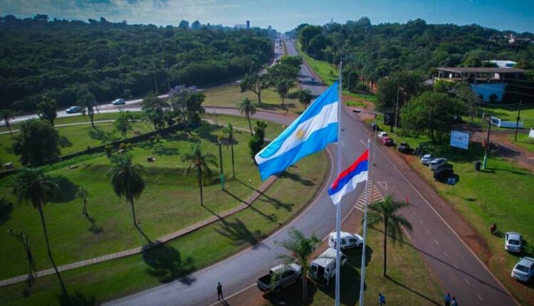 Bandeiras da Argentina e da província de Misiones na rotatória de acesso a Puerto Iguazú. Foto: Gentileza/Prefeitura de Puerto Iguazú (Arquivo)