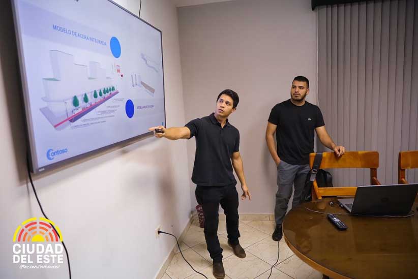 Apresentação de modelo de calçada compartilhada, em reunião ocorrida durante a semana. Foto: Gentileza/Prefeitura de Ciudad del Este