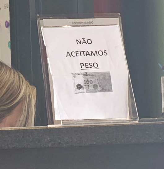Fotografía enviada por el lector de H2FOZ, el domingo por la tarde (27), muestra cartel en el restaurante Foz do Iguaçu.